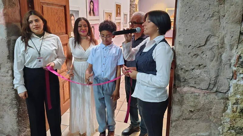 Corte del listón inaugural de la exposición “Cronos, el orden en el caos”